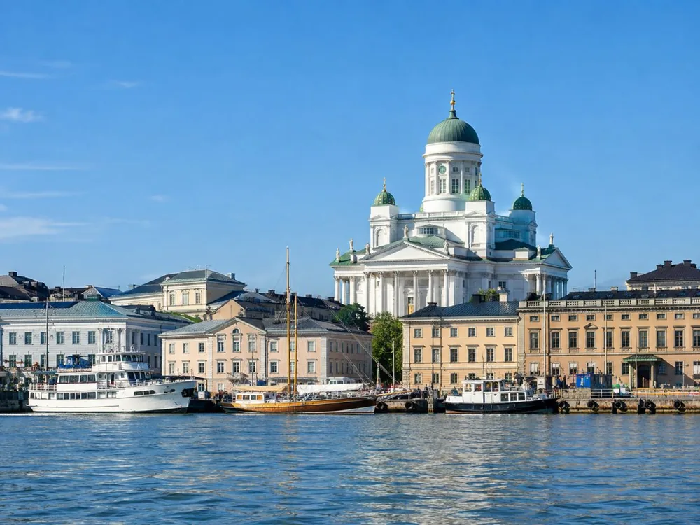 Der Dom von Helsinki über dem Senatsplatz, gesehen vom Südhafen