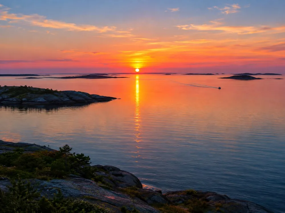 Tiefes Abendlicht auf dem Wasser während der Helsinki-Abendkreuzfahrt