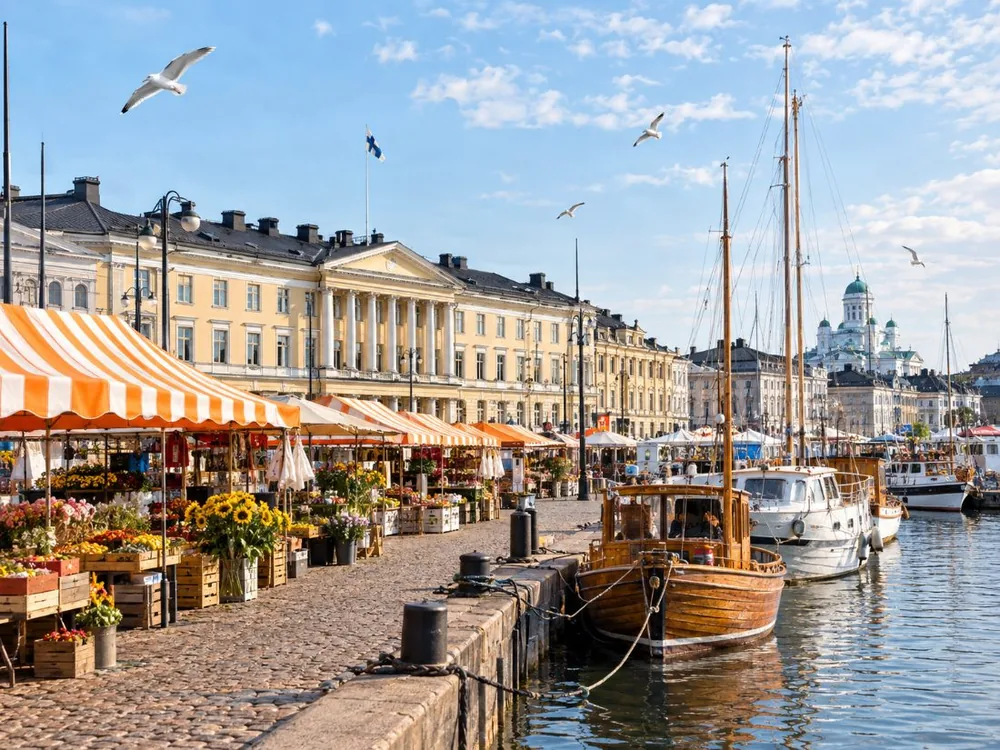 Der Kai am Marktplatz in Helsinki mit den festgemachten Sightseeing-Booten