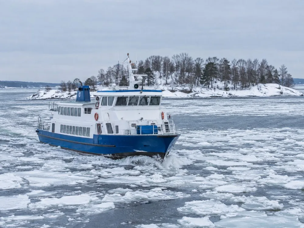 Die Suomenlinna-Fähre überquert den Hafen an einem Winter-Nachmittag